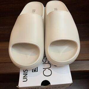 New 32 Degrees Unisex Cushion Slide. Size M, White